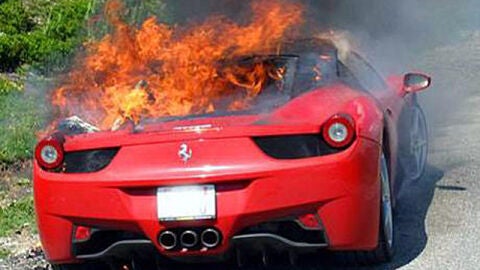 Ferrari '458 Italia' en llamas