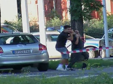 El asaltante con uno de sus rehenes El asaltante con uno de sus rehenes