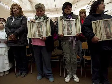 Familiares esperan a los mineros atrapados Familiares esperan a los mineros atrapados