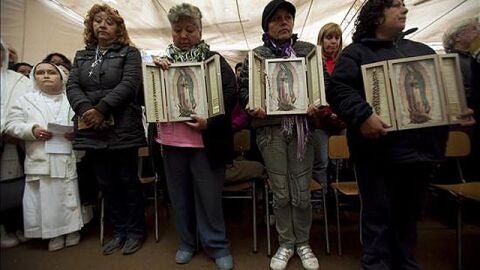 Familiares esperan a los mineros atrapados