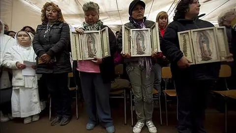 Familiares esperan a los mineros atrapados Familiares esperan a los mineros atrapados