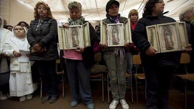 Los mineros atrapados en Chile reciben rosarios bendecidos por el Papa