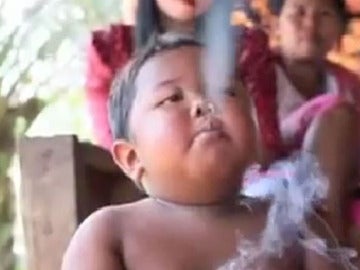 Ardi Rizal, el niño indonesio fumador