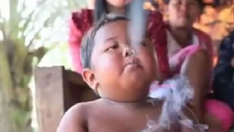 Ardi Rizal, el ni&ntilde;o indonesio fumador