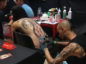 Haciendo un tatuaje Haciendo un tatuaje