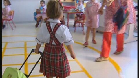 Mochilas muy cargadas y pupitres iguales para todos perjudican la espalda de los ni&ntilde;os