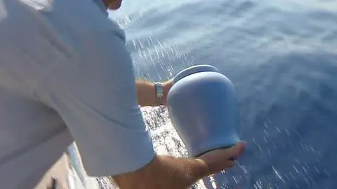 Primera urna biodegradable lanzada al mar Primera urna biodegradable lanzada al mar