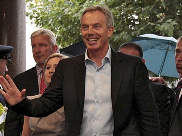 Tony Blair, a su llegada a una librería en Dublín