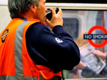 Un trabajador en el metro londinense