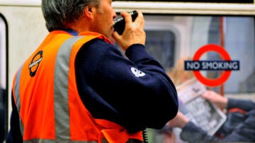 Un trabajador en el metro londinense