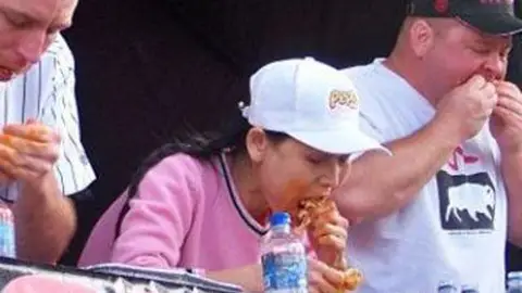 Sonya Thomas, vencedora de un concurso de comedores de alitas de pollo Sonya Thomas, vencedora de un concurso de comedores de alitas de pollo