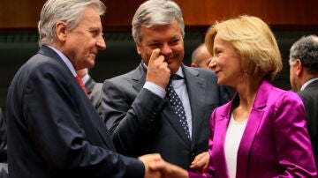 El presidente del Banco Central Europeo (BCE), Jean-Claude Trichet y Elena Salgado, junto al ministro de Finanzas belga