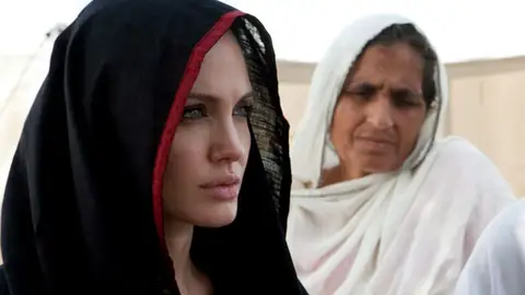 Angelina Jolie visita un campo de refugiados Angelina Jolie visita un campo de refugiados