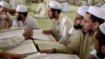 Un grupo de estudiantes leyendo el Corán