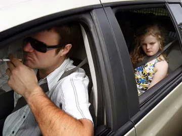 Fumar en los coches con niños dentro Fumar en los coches con niños dentro