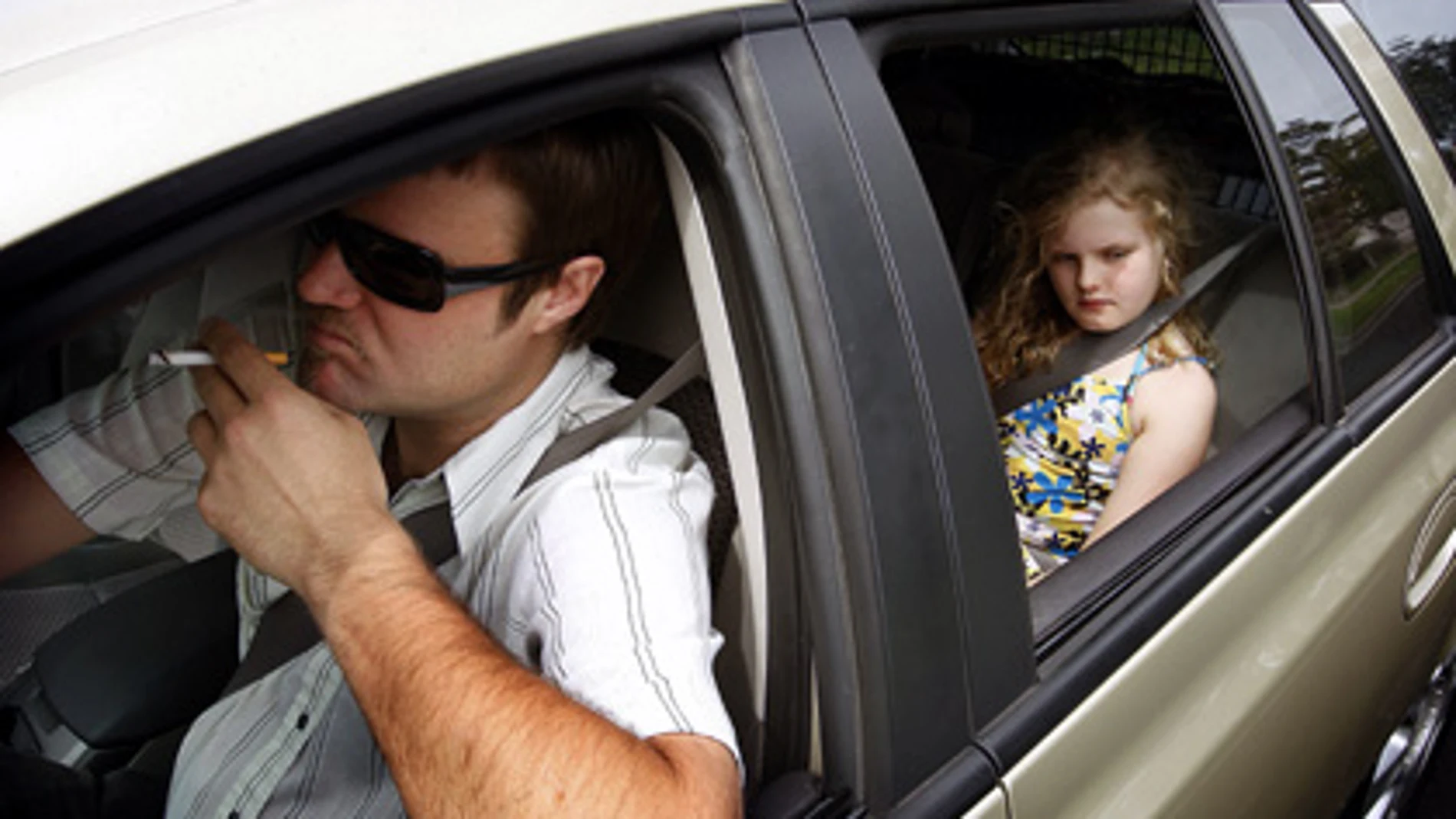 Fumar en los coches con niños dentro Fumar en los coches con niños dentro