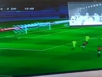 Los mineros observaron atentamente el partido Los mineros observaron atentamente el partido