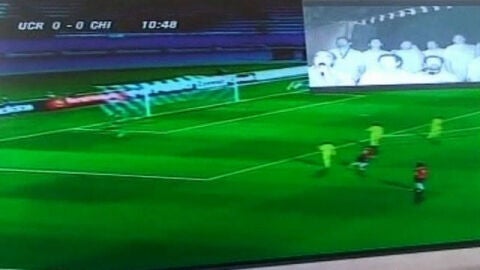 Los mineros observaron atentamente el partido