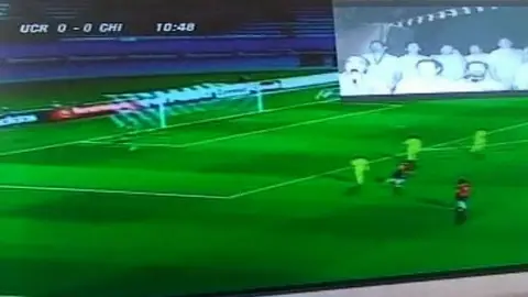 Los mineros observaron atentamente el partido Los mineros observaron atentamente el partido