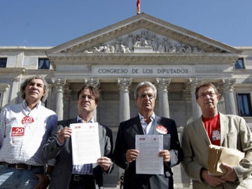 Los secretarios generales de UGT de Madrid, José Ricardo Martínez, y CCOO, Javier López