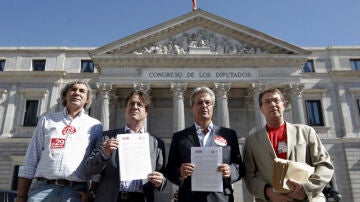 Los secretarios generales de UGT de Madrid, José Ricardo Martínez, y CCOO, Javier López
