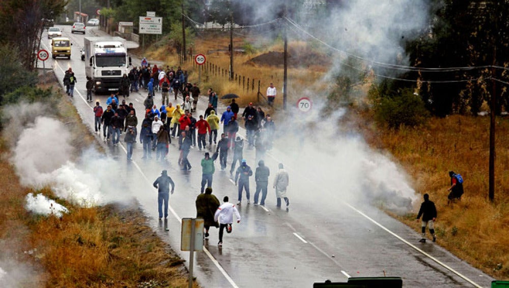 Los mineros durante su enfrentamiento con los antidisturbios