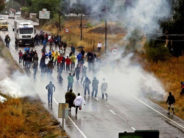 Los mineros durante su enfrentamiento con los antidisturbios