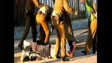 Dos policias chilenos, despedidos tras pegar una paliza a un joven tras un partido de fútbol