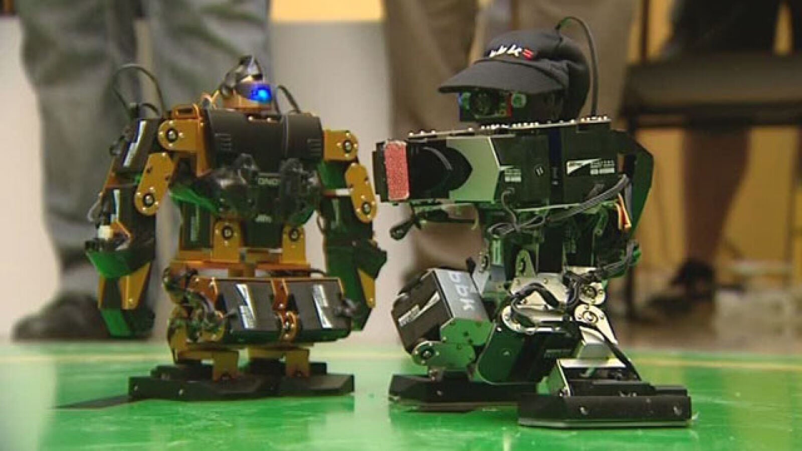Robots humanoides que compiten como boxeadores en el ring