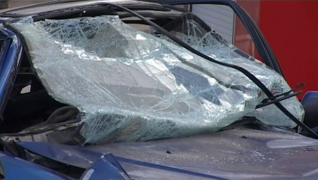 Imagen de un coche destrozado Imagen de un coche destrozado
