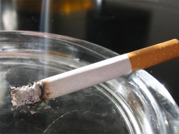 Cigarrillo en un cenicero