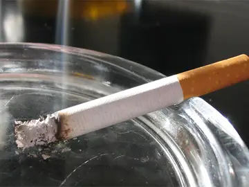 Cigarrillo en un cenicero Cigarrillo en un cenicero