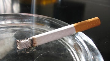 Cigarrillo en un cenicero