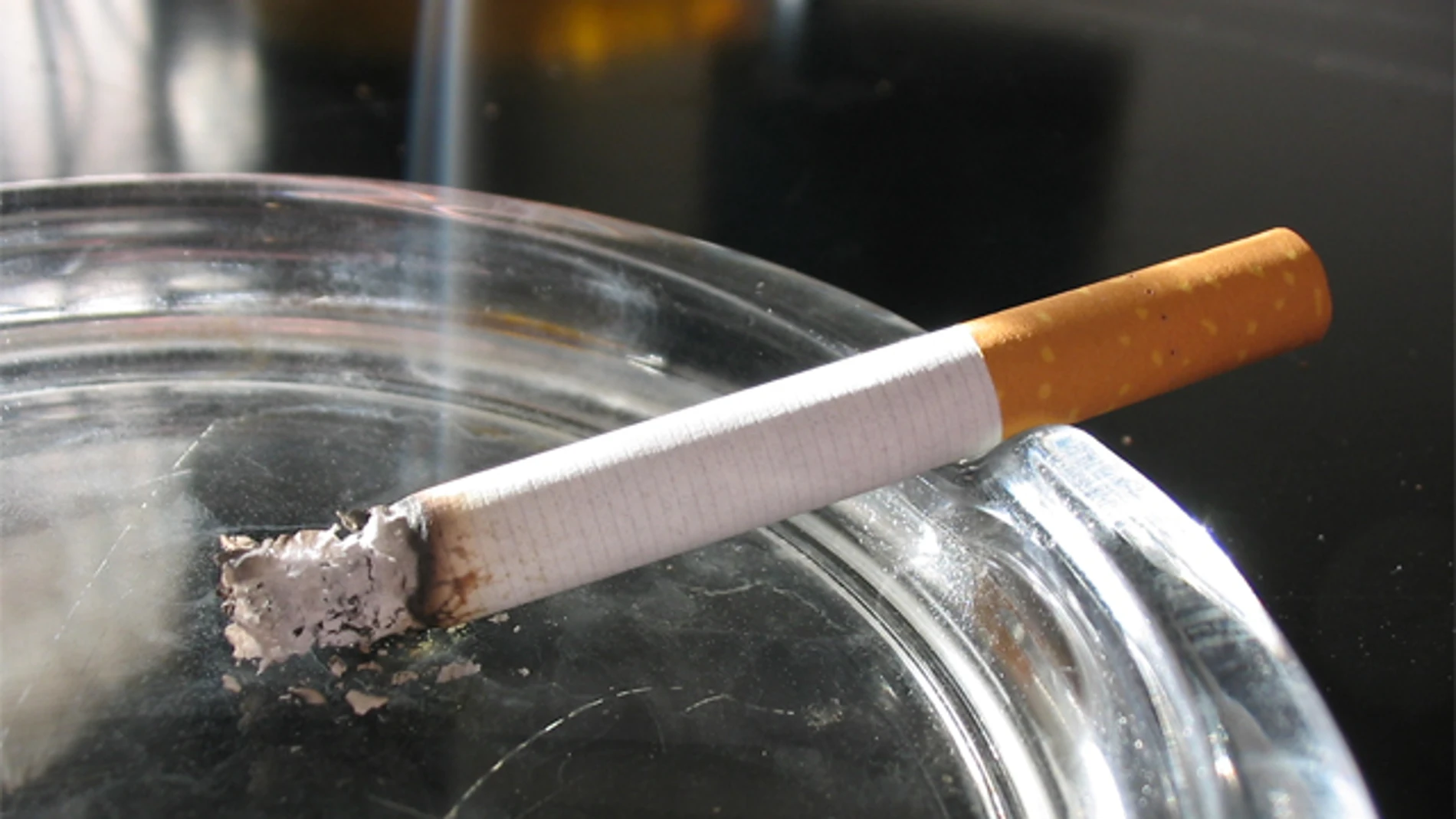 Cigarrillo en un cenicero Cigarrillo en un cenicero