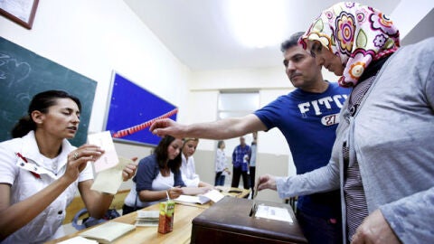 Una pareja ejerce su derecho al voto en el refer&eacute;ndum 