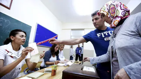 Una pareja ejerce su derecho al voto en el referéndum Una pareja ejerce su derecho al voto en el referéndum