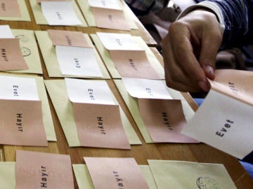 Oficiales preparan los votos del "Sí" y el "No" Oficiales preparan los votos del "Sí" y el "No"