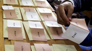 Oficiales preparan los votos del "Sí" y el "No"