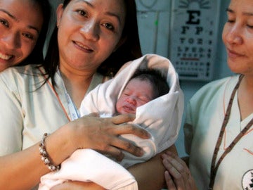 El bebé junto a los médicos filipinos