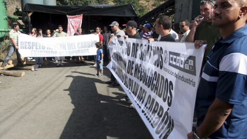 Mineros con pancartas reivindicativas