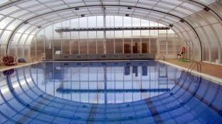 Piscina cubierta (imagen de archivo)