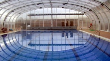 Piscina cubierta (imagen de archivo)