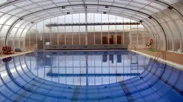 Piscina cubierta (imagen de archivo) Piscina cubierta (imagen de archivo)