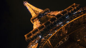 La Torre Eiffel vista de noche