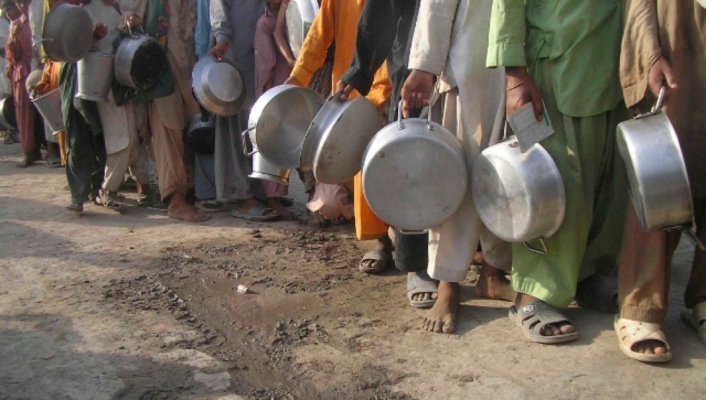 Una cola de afectados en Pakistán esperan recibir comida