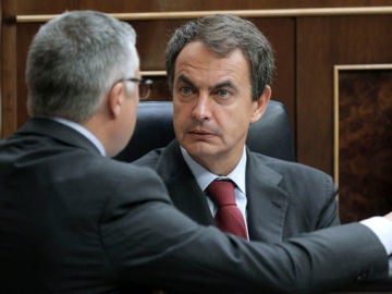 Zapatero habla con José Blanco en el Congreso Zapatero habla con José Blanco en el Congreso