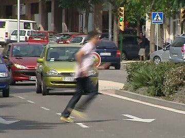 Hombre cruzando la calle por un lugar prohibido 