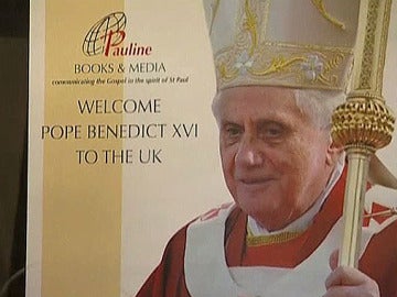 Cartel del Papa en un escaparate