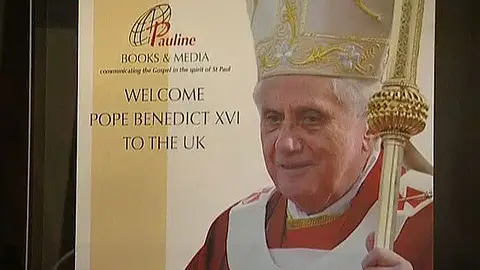 Cartel del Papa en un escaparate Cartel del Papa en un escaparate