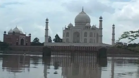 El Taj Mahal en peligro de inundación El Taj Mahal en peligro de inundación